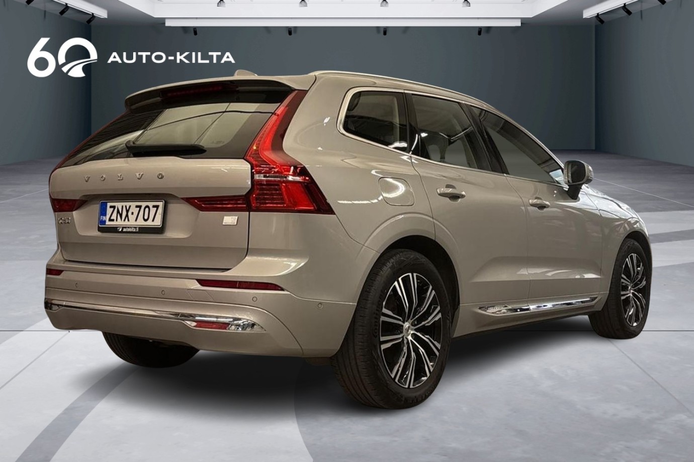 Esittelykuva Volvo XC60 lataushybridiautosta.