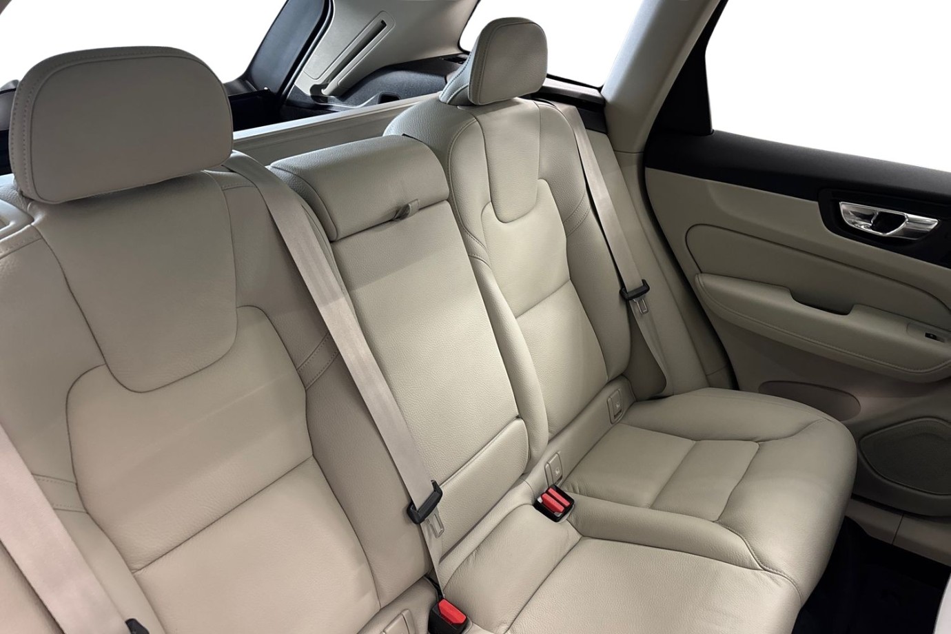 Esittelykuva Volvo XC60 lataushybridiautosta.