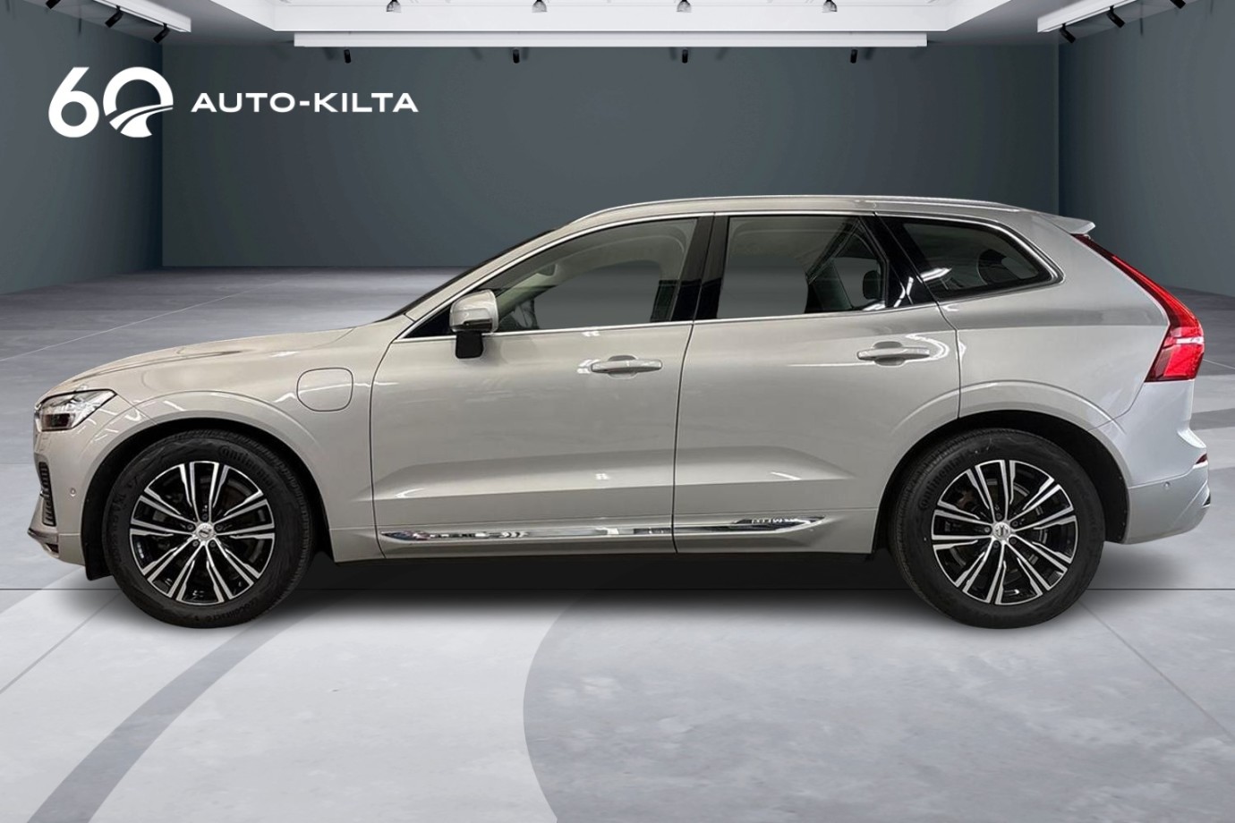 Esittelykuva Volvo XC60 lataushybridiautosta.