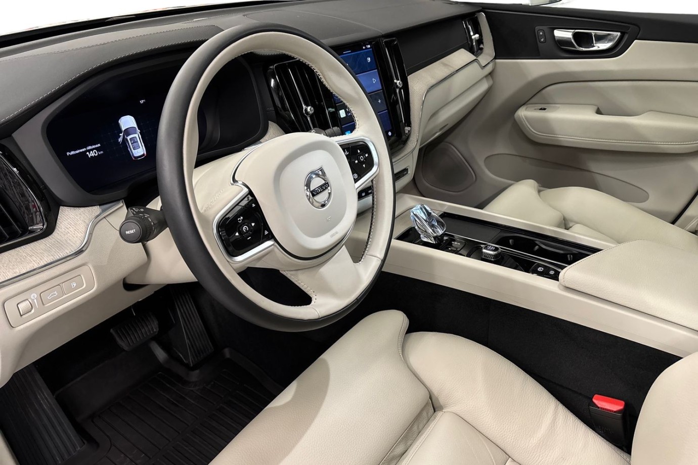 Esittelykuva Volvo XC60 lataushybridiautosta.