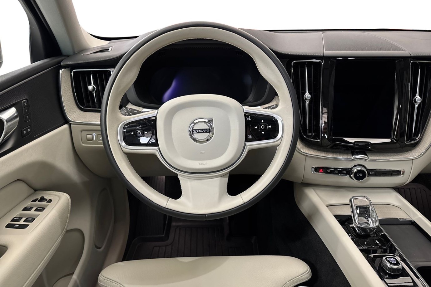 Esittelykuva Volvo XC60 lataushybridiautosta.