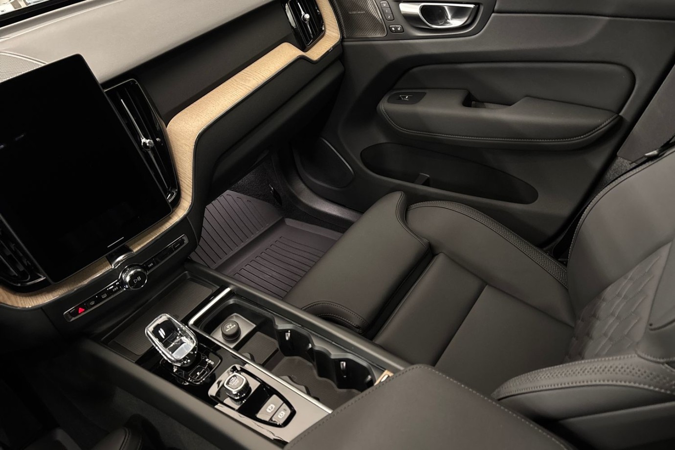 Esittelykuva Volvo XC60 lataushybridiautosta.