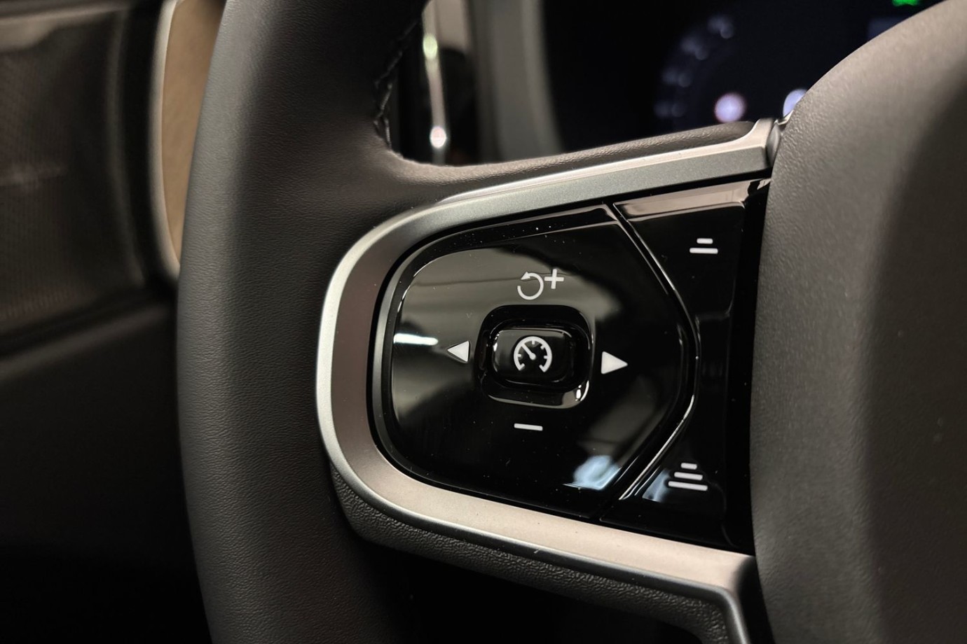 Esittelykuva Volvo XC60 lataushybridiautosta.