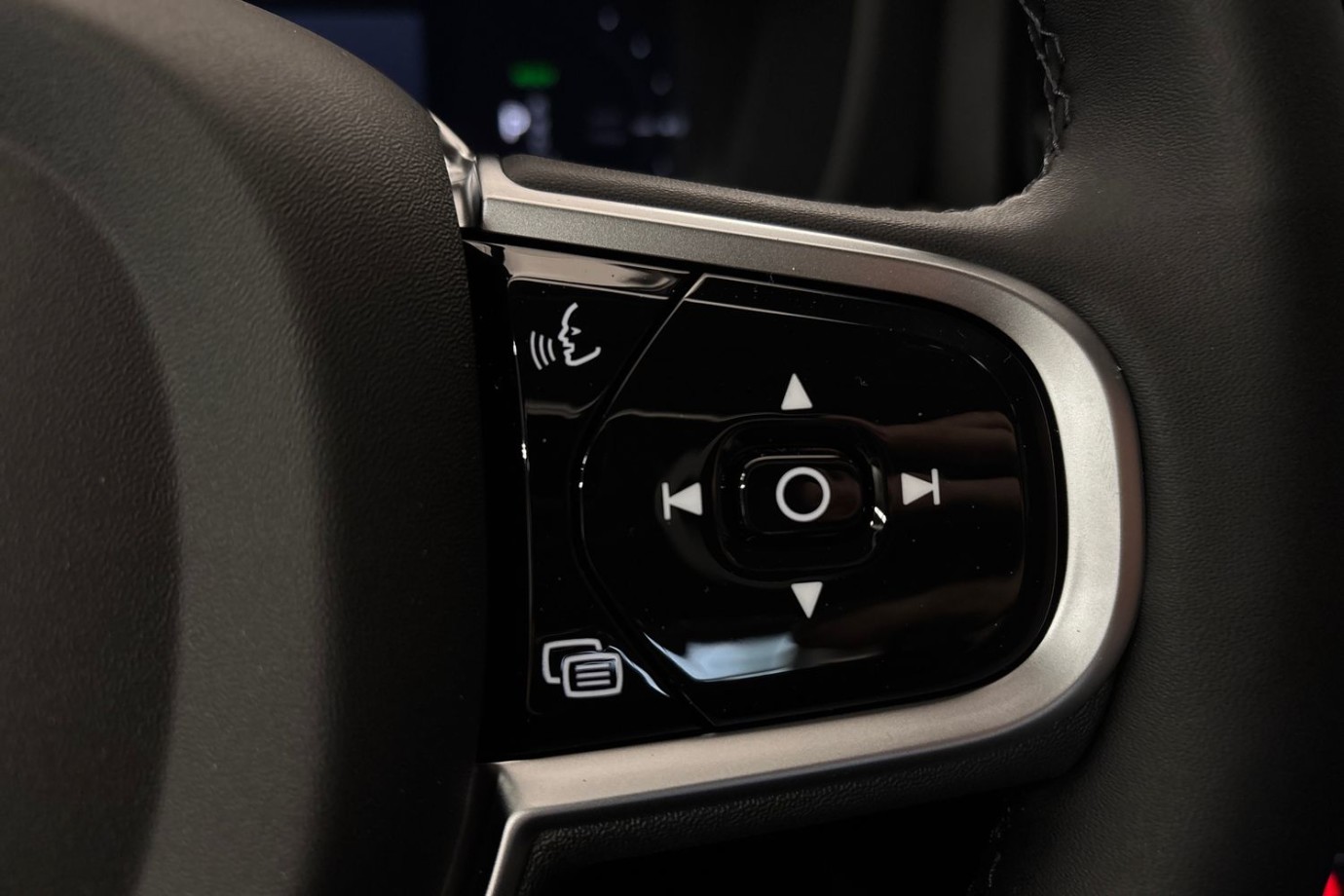 Esittelykuva Volvo XC60 lataushybridiautosta.