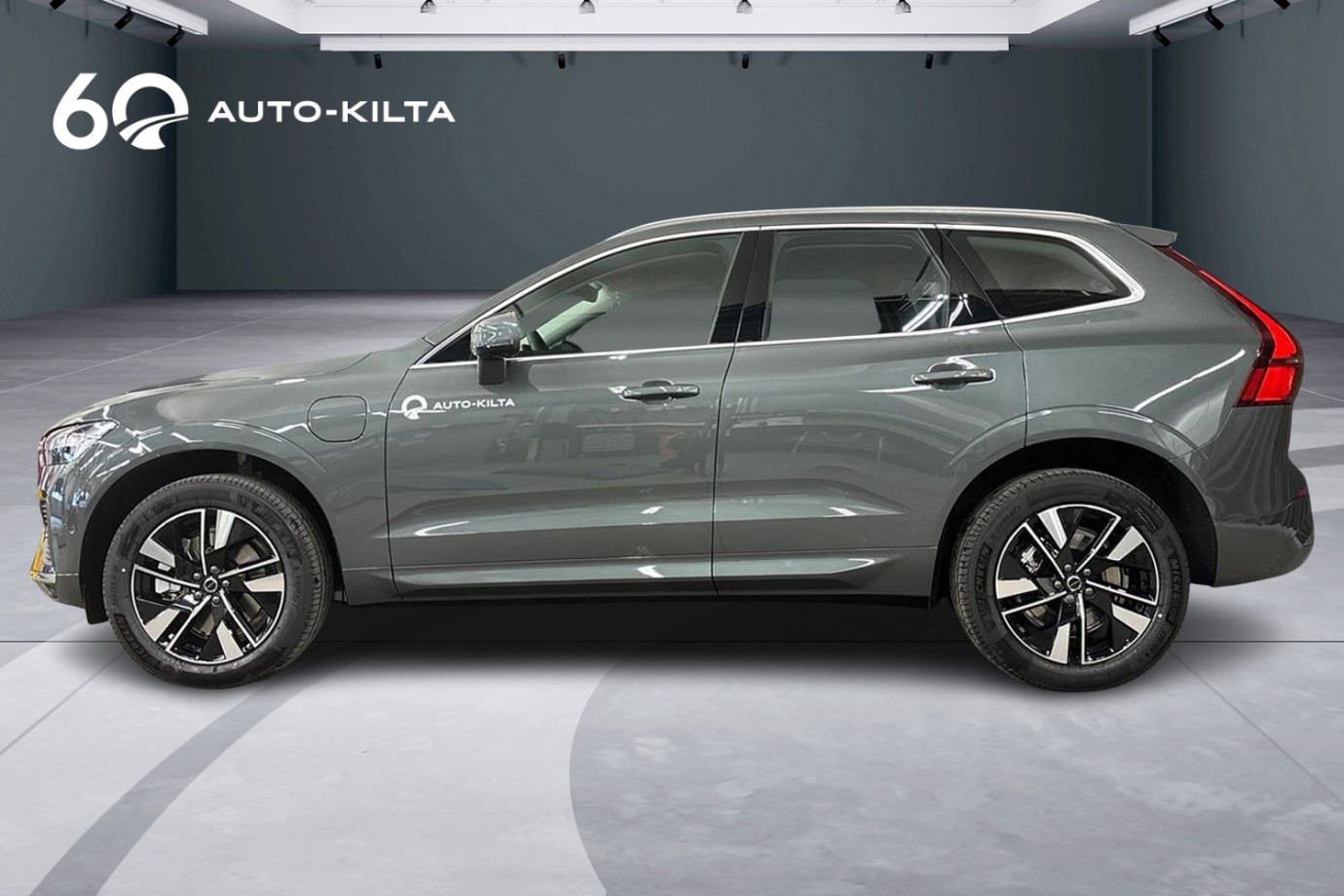 Esittelykuva Volvo XC60 lataushybridiautosta.