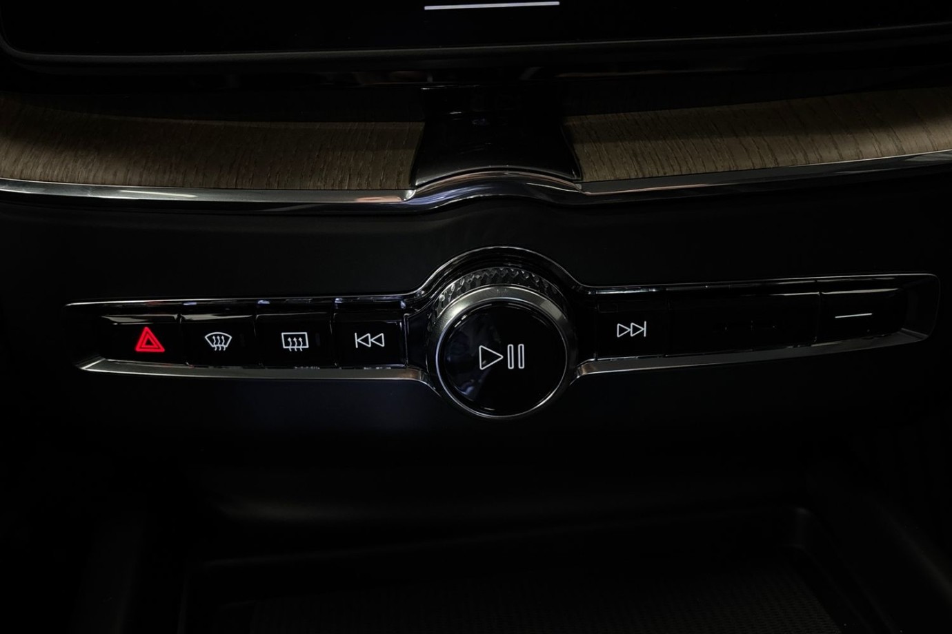 Esittelykuva Volvo XC60 lataushybridiautosta.