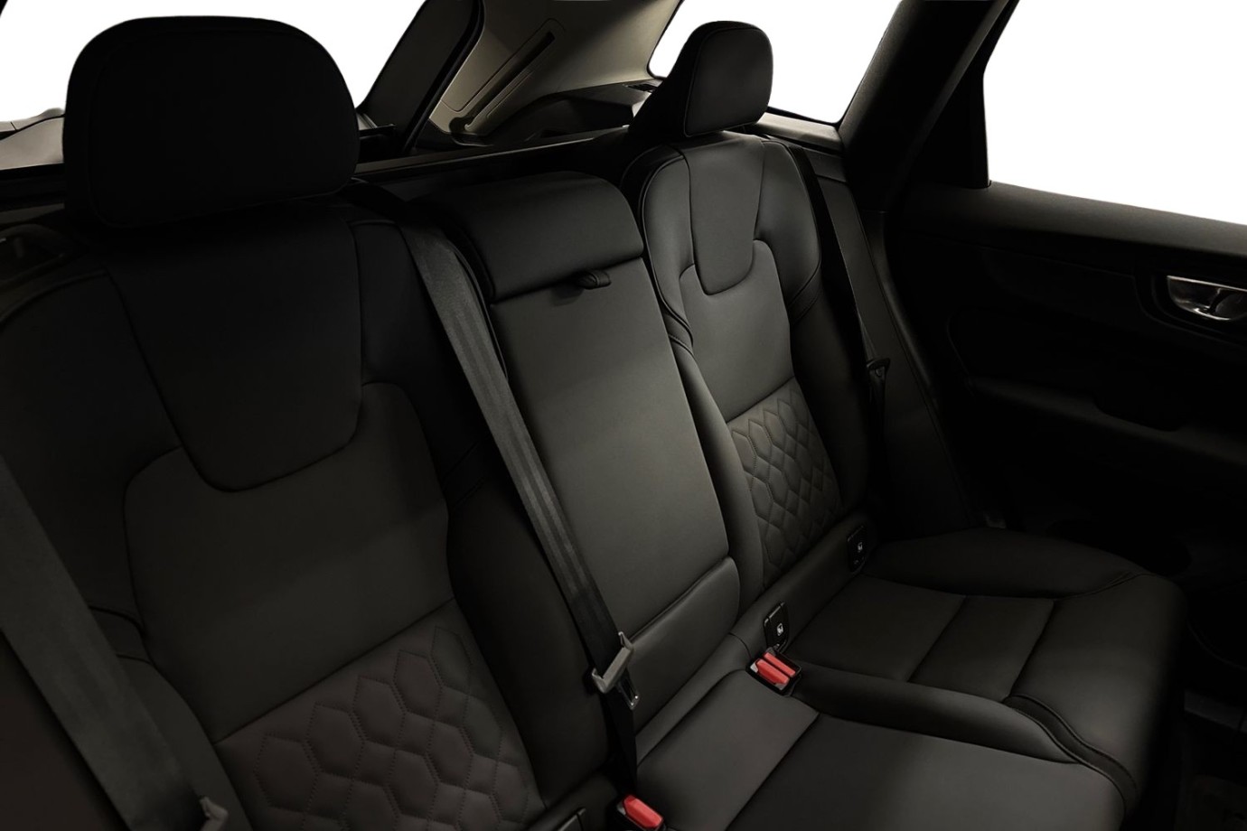 Esittelykuva Volvo XC60 lataushybridiautosta.
