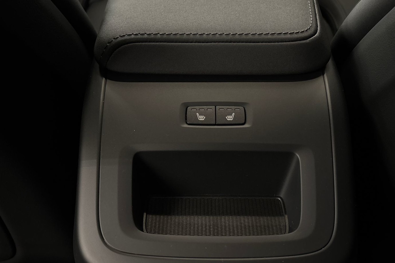 Esittelykuva Volvo XC60 lataushybridiautosta.