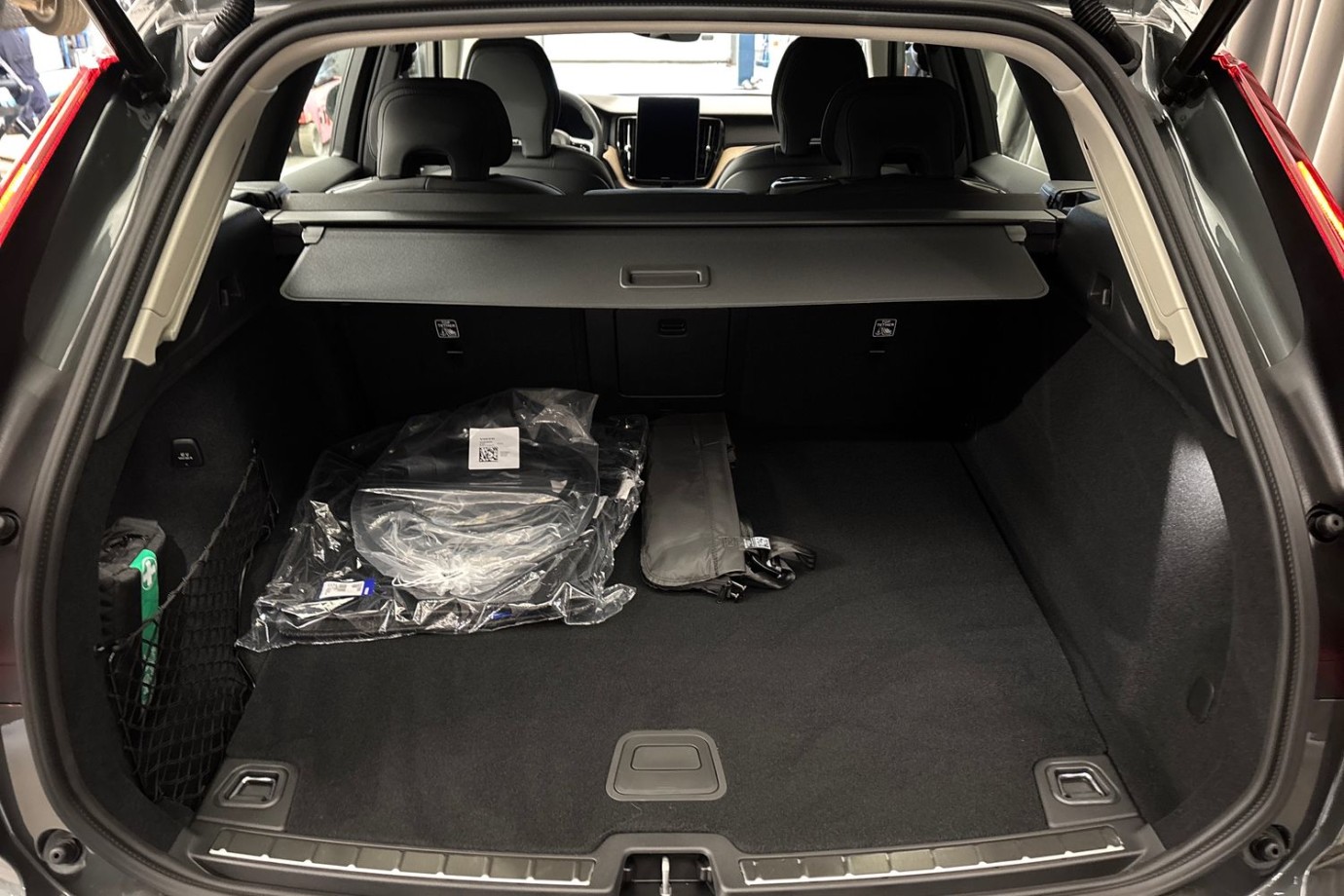 Esittelykuva Volvo XC60 lataushybridiautosta.