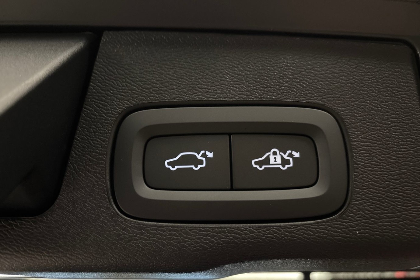 Esittelykuva Volvo XC60 lataushybridiautosta.