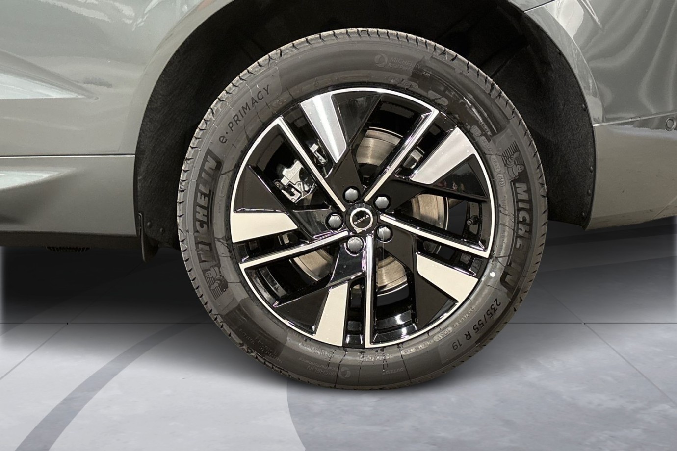 Esittelykuva Volvo XC60 lataushybridiautosta.