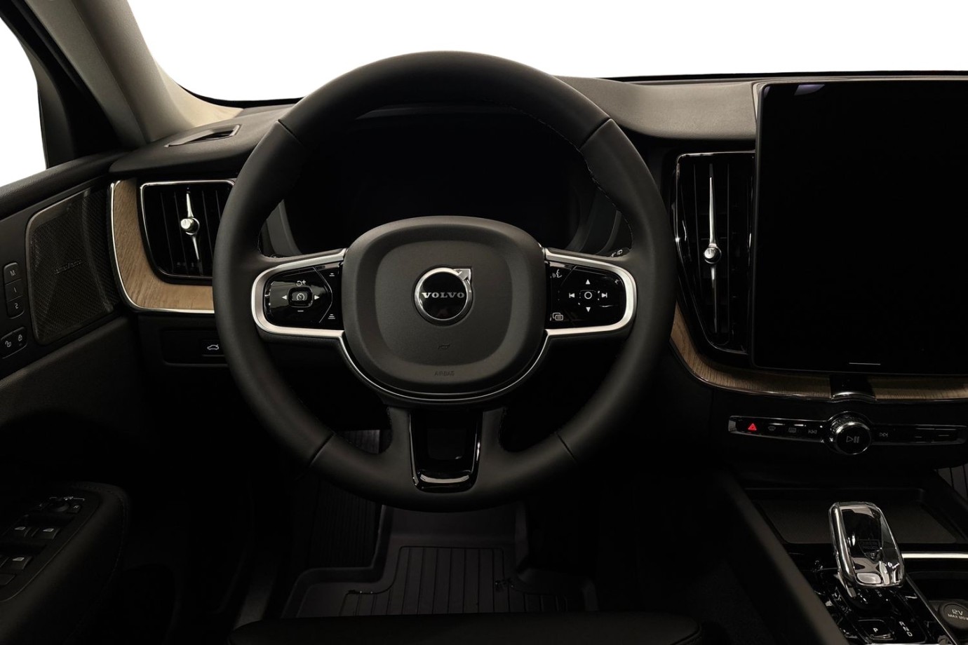 Esittelykuva Volvo XC60 lataushybridiautosta.