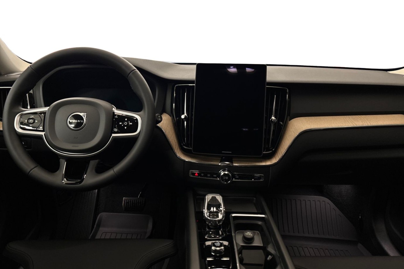 Esittelykuva Volvo XC60 lataushybridiautosta.