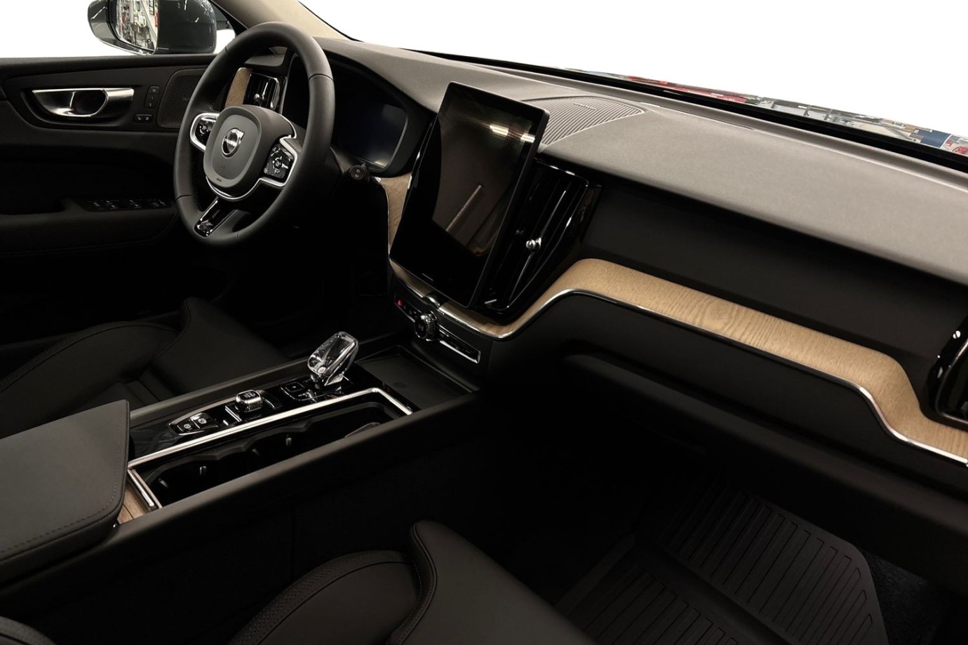 Esittelykuva Volvo XC60 lataushybridiautosta.