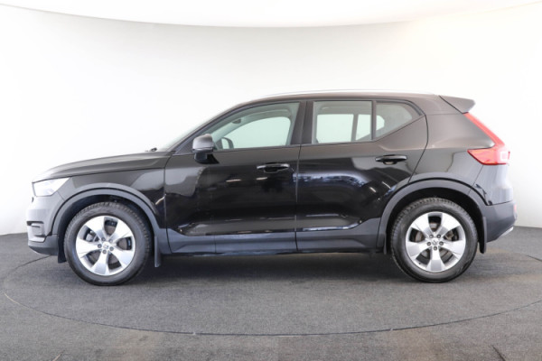 Esittelykuva VOLVO XC40 kevythybridiautosta.