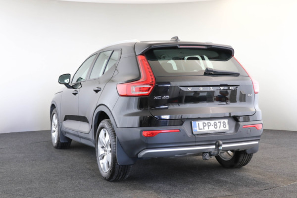 Esittelykuva VOLVO XC40 kevythybridiautosta.