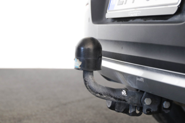 Esittelykuva VOLVO XC40 kevythybridiautosta.