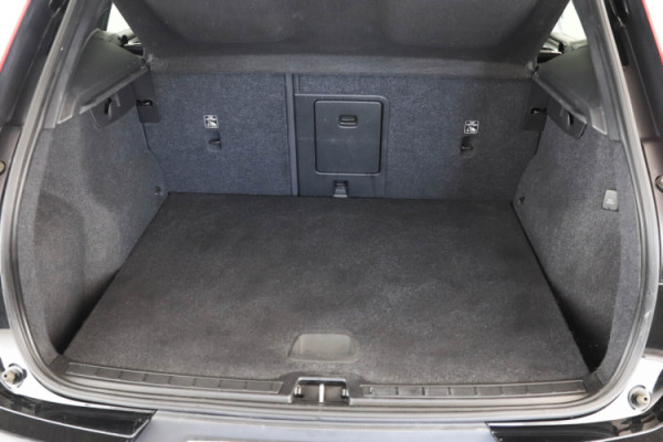 Esittelykuva VOLVO XC40 kevythybridiautosta.