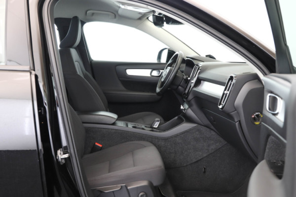 Esittelykuva VOLVO XC40 kevythybridiautosta.