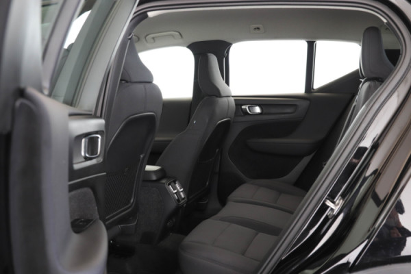 Esittelykuva VOLVO XC40 kevythybridiautosta.