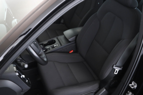 Esittelykuva VOLVO XC40 kevythybridiautosta.