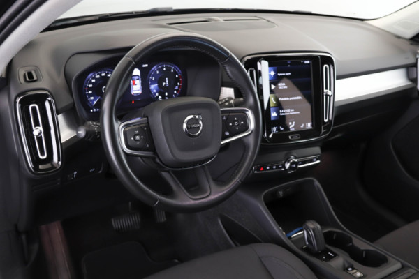 Esittelykuva VOLVO XC40 kevythybridiautosta.