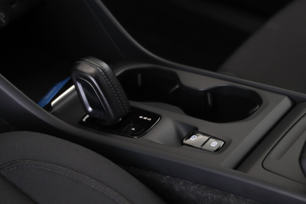 Esittelykuva VOLVO XC40 kevythybridiautosta.