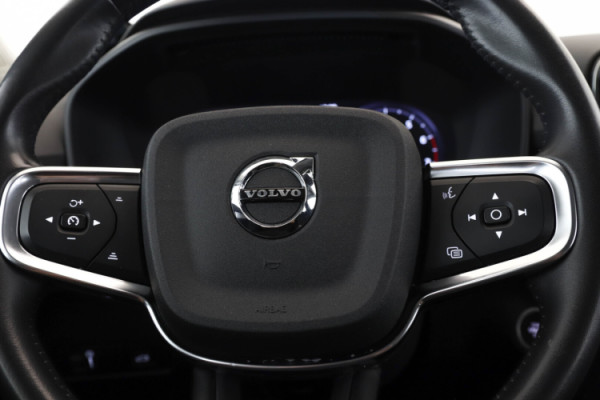 Esittelykuva VOLVO XC40 kevythybridiautosta.
