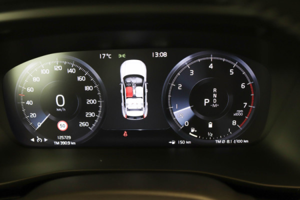 Esittelykuva VOLVO XC40 kevythybridiautosta.