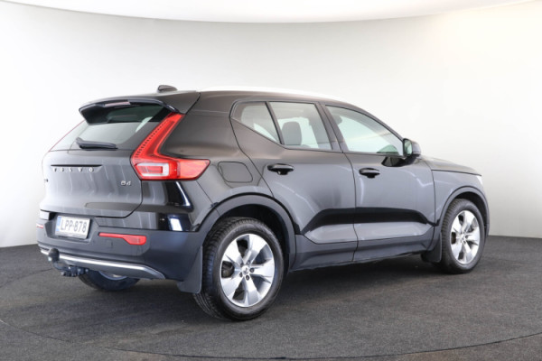 Esittelykuva VOLVO XC40 kevythybridiautosta.