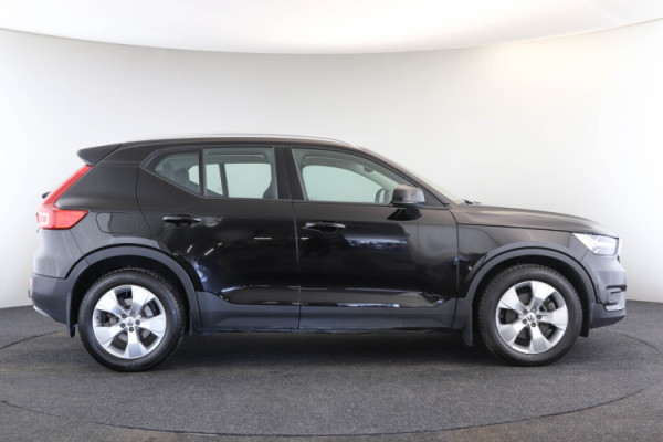 Esittelykuva VOLVO XC40 kevythybridiautosta.