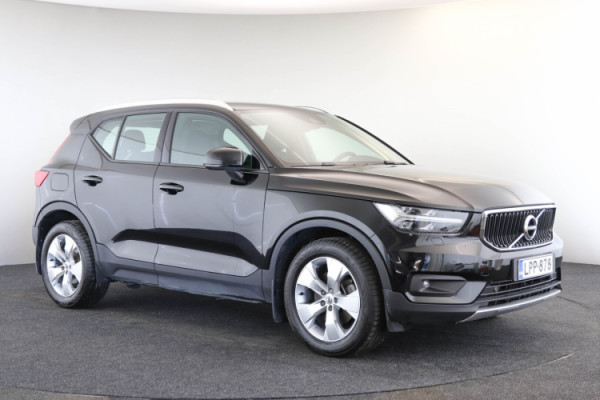 Esittelykuva VOLVO XC40 kevythybridiautosta.