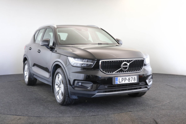 Esittelykuva VOLVO XC40 kevythybridiautosta.