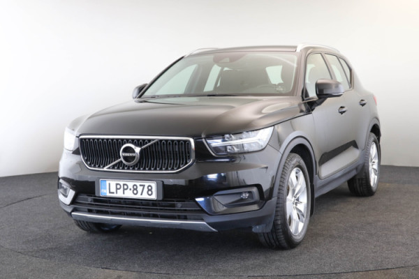 Esittelykuva VOLVO XC40 kevythybridiautosta.