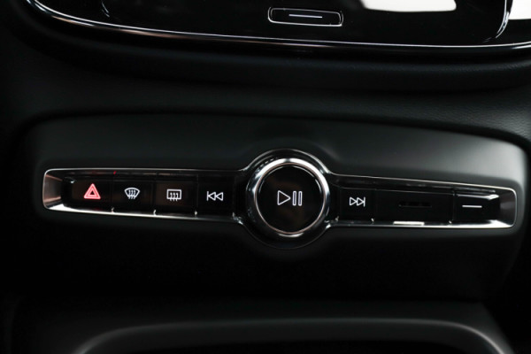 Esittelykuva VOLVO XC40 täyssähköautosta.