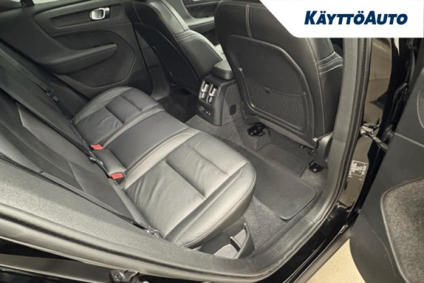 Esittelykuva VOLVO XC40 lataushybridiautosta.