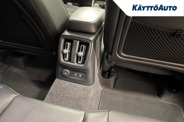 Esittelykuva VOLVO XC40 lataushybridiautosta.