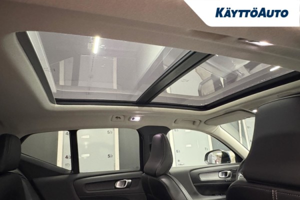 Esittelykuva VOLVO XC40 lataushybridiautosta.