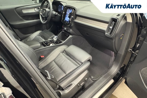 Esittelykuva VOLVO XC40 lataushybridiautosta.