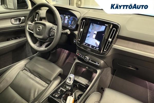 Esittelykuva VOLVO XC40 lataushybridiautosta.