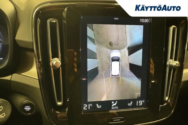 Esittelykuva VOLVO XC40 lataushybridiautosta.