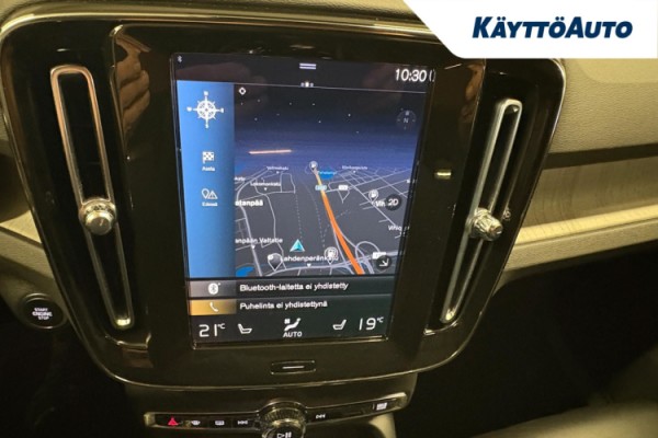 Esittelykuva VOLVO XC40 lataushybridiautosta.