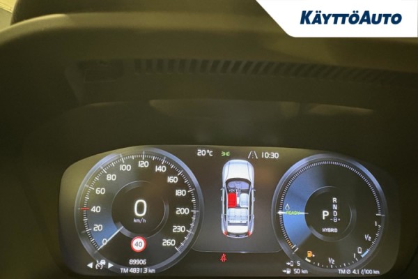 Esittelykuva VOLVO XC40 lataushybridiautosta.