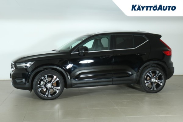 Esittelykuva VOLVO XC40 lataushybridiautosta.