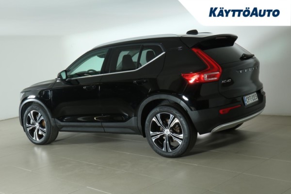 Esittelykuva VOLVO XC40 lataushybridiautosta.