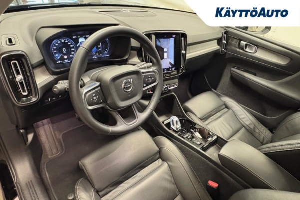 Esittelykuva VOLVO XC40 lataushybridiautosta.