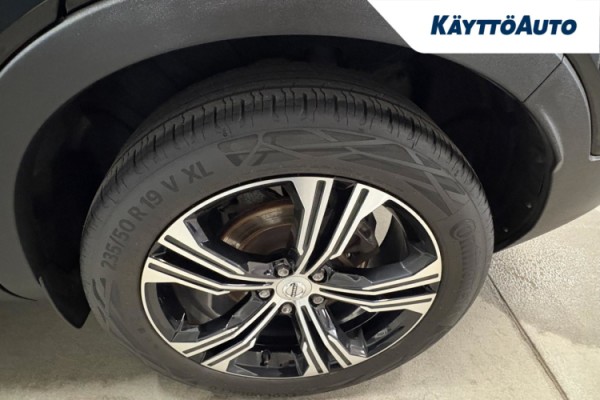 Esittelykuva VOLVO XC40 lataushybridiautosta.