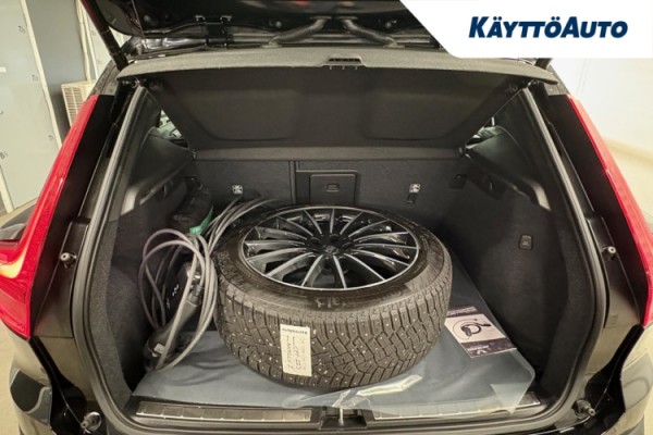 Esittelykuva VOLVO XC40 lataushybridiautosta.