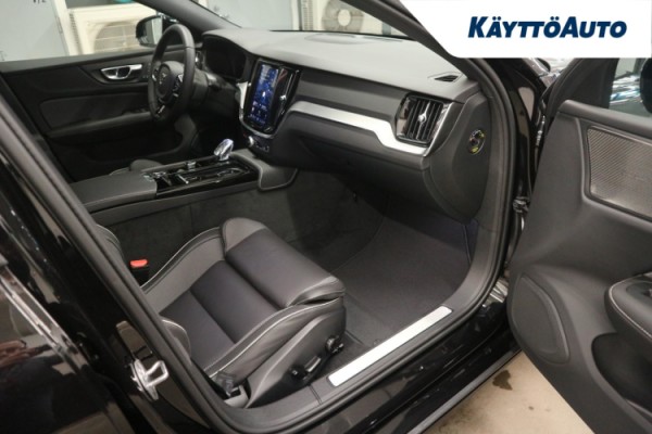 Esittelykuva Volvo V60 lataushybridiautosta.