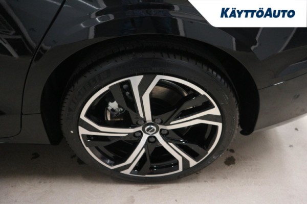 Esittelykuva Volvo V60 lataushybridiautosta.